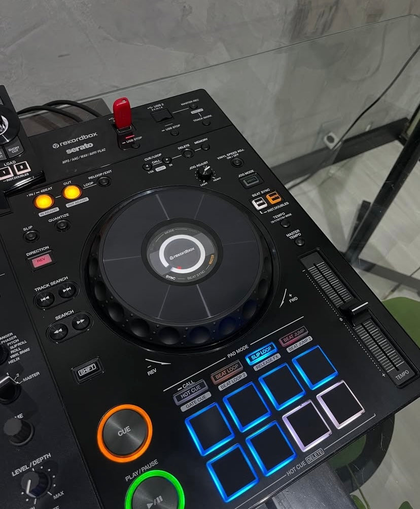 Pioneer XDJ-RX3 DJ set + flightcase rekord box license