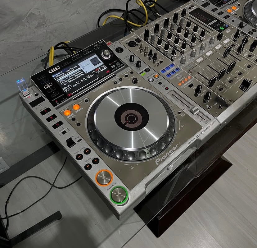 Pioneer CDJ-2000 Nexus Limited Silver Pair + DJM-900 Nexus Limited Silver