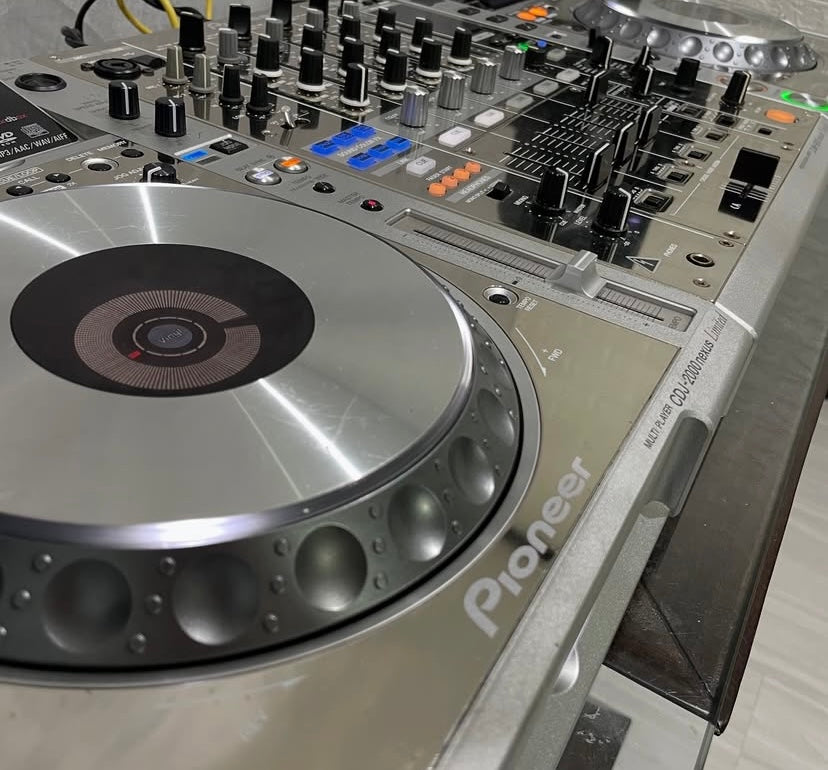 Pioneer CDJ-2000 Nexus Limited Silver Pair + DJM-900 Nexus Limited Silver